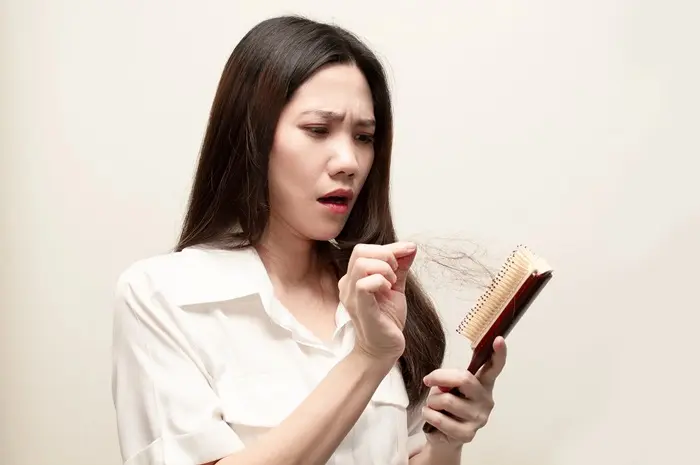 Tips Mengatasi Masalah Rambut Rontok dengan Efektif