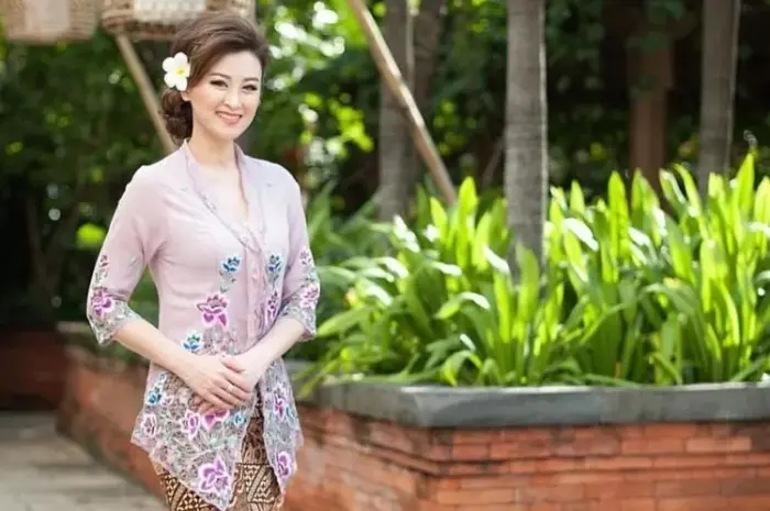 Model Kebaya Encim yang Modern dan Elegan untuk Tampilan yang Menawan